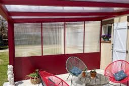 Pergola aluminium avec une couverture en polycarbonate